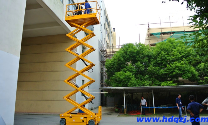 剪叉式高空作業(yè)平臺如何正確使用